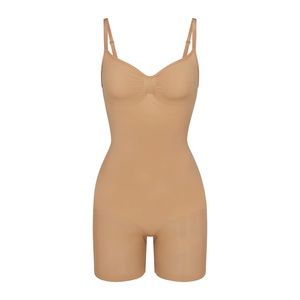NWOT SKIMS SEAMLESS SCULPT Mid Tight Bodysuit